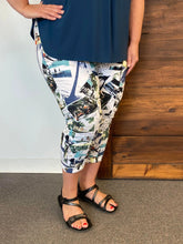 Load image into Gallery viewer, Black LABB | Perfect Travel Print Millenium Capri with Pockets
